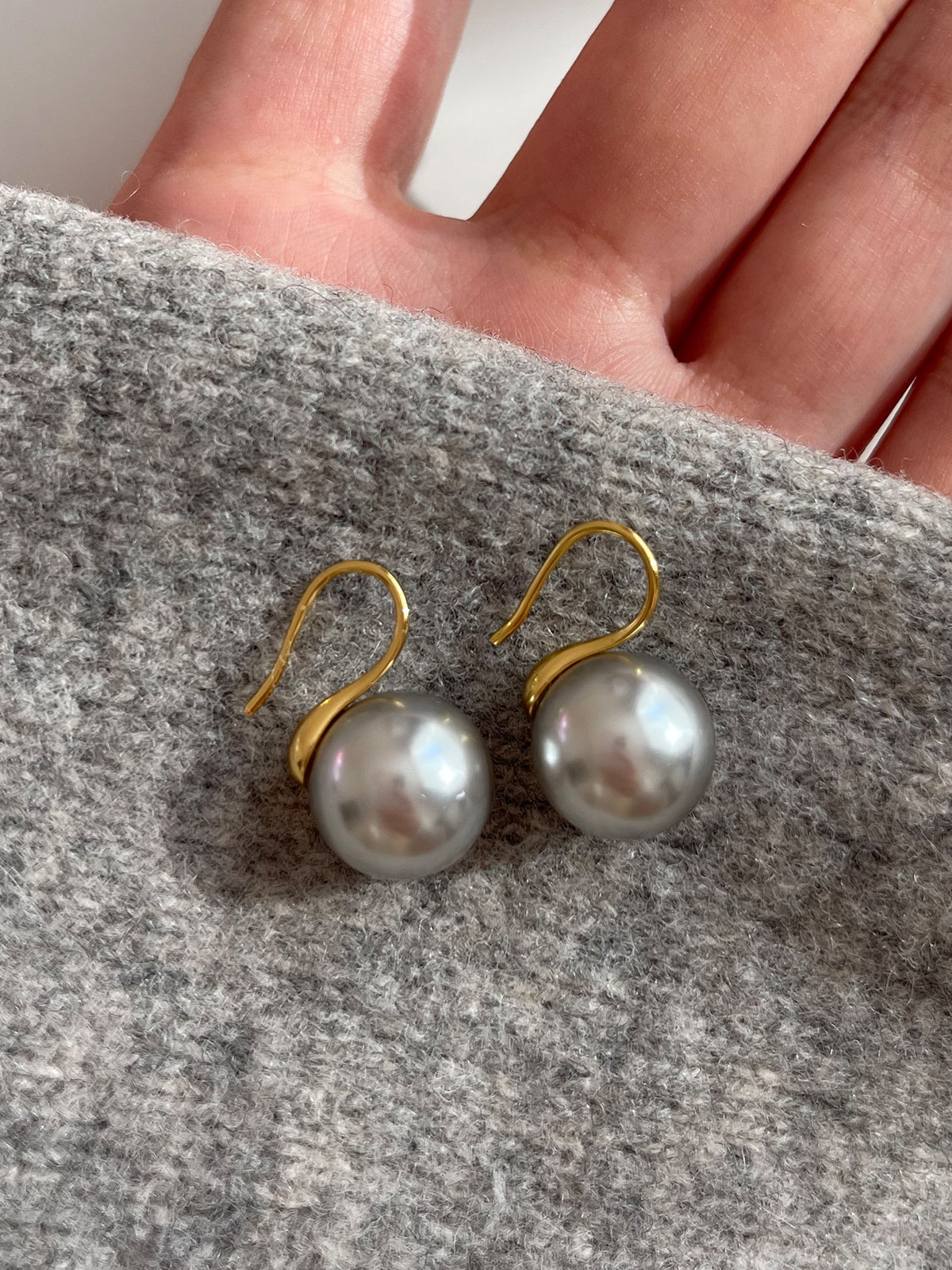 Gray Pearl Earrings Temperament Versatile Women's Classic Round Earhooks e015